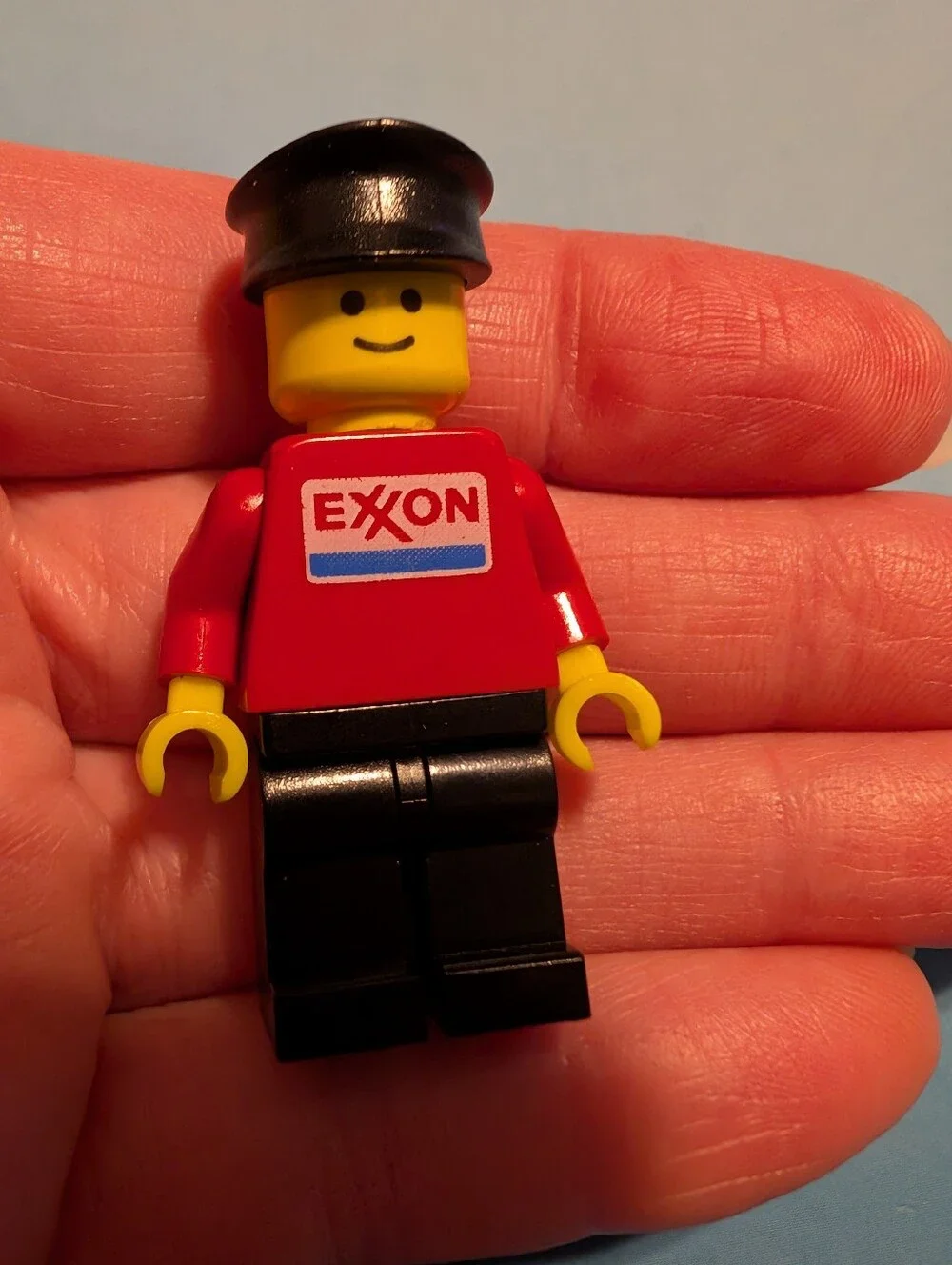 Vintage 1980 Lego EXX003 Exxon Tow Truck Driver Minifigure - Picture 3 of 3